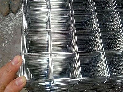鋼絲網(wǎng)片在展覽會(huì)中，也可以用作展覽架。